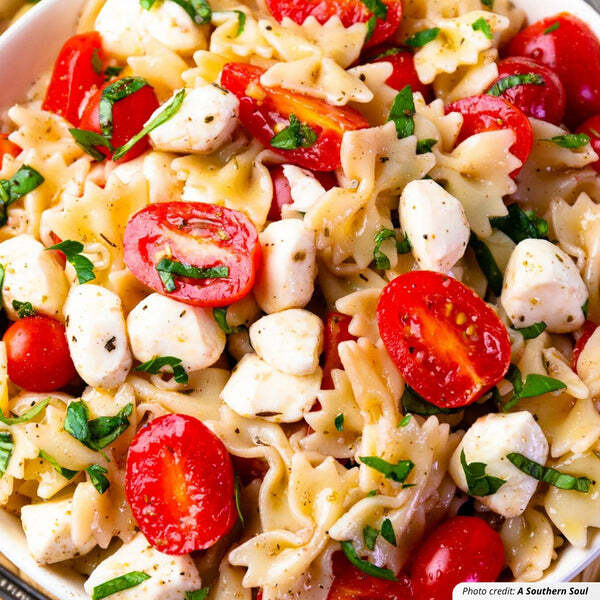 caprese-pasta-salad-with-cherry-tomatoes-&-basil